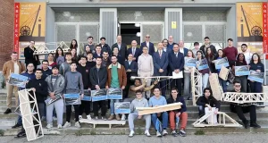 Un puente de tablones de madera y cables de acero diseñado por un alumno de la UPCT soporta 200 quilos de peso sin deformarse