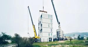 La Universidad de Chile levanta en un sólo día el primer edificio de Hispanoamérica de seis plantas