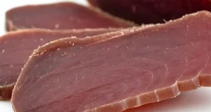 La mojama envasada al vacío y refrigerada mantiene todas sus propiedades medio año