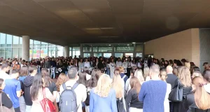 Silencio y dolor en la Facultad de Educación en recuerdo a la estudiante y poeta Arancha Barrientos
