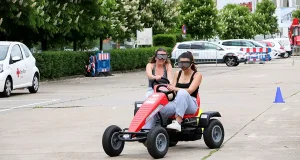 Cruz Roja y la ULE muestran a los universitarios los efectos de las drogas al volante con unas gafas de simulación en un circuito de karts