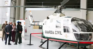 Este helicóptero de la Guardia Civil pliega sus aspas tras cuarenta años de servicio y seguirá siendo útil para formar alumnos de la Universidad de León