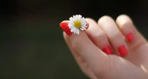 Podólogos alertan del aumento de hongos y otras alteraciones en las uñas de los pies en verano por el uso continuado de esmaltes