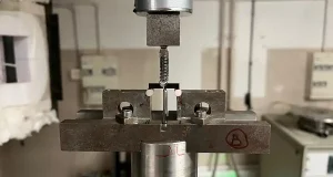 Un nuevo tipo de cerámica que resiste el deterioro producido por la humedad y la temperatura corporal promete alargar la vida útil de las prótesis ortopédicas