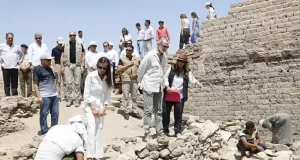 Los Reyes visitan el yacimiento arqueológico de la Universidad de Sevilla en Egipto