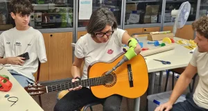 Una prótesis de brazo de bajo coste impresa en 3D facilita tareas cotidianas a personas con ausencia total o parcial del miembro superior