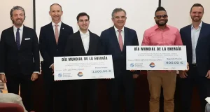 La Cátedra AHMUR premia a dos estudiantes por sus trabajos sobre electrólisis para producir hidrógeno