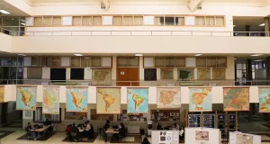 Una exposición en la ULE realiza un recorrido por la evolución de la cartografía desde los mapas en pizarra a los relieves en 3D