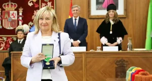 Ana del Ser, presidenta del Tribunal Superior de Justicia de Castilla y León, recoge la Medalla Reina Urraca de León