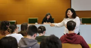 Angélica Cárcamo, periodista salvadoreña exiliada, denuncia en la UBU la persecución periodística que se vive en su país