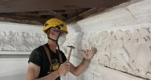 El friso del Salón de Rectores de la UGR afronta una segunda fase de restauración para recuperar su esplendor original de cinco siglos atrás