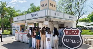 Miles de estudiantes abarrotan el Foro de Empleo de la UPV en busca de su primera oportunidad laboral en una de las 230 empresas expositoras