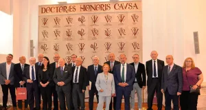 La UCLM obsequia con un vítor en los muros de su histórico Paraninfo del Rectorado a sus doctores ‘honoris causa’
