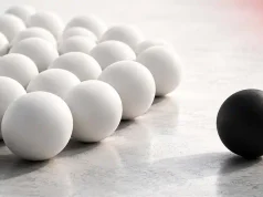 Antes de que aparezca la bola negra: ¿Cuándo aprendemos a rechazar la diferencia?
