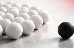 Antes de que aparezca la bola negra: ¿Cuándo aprendemos a rechazar la diferencia?