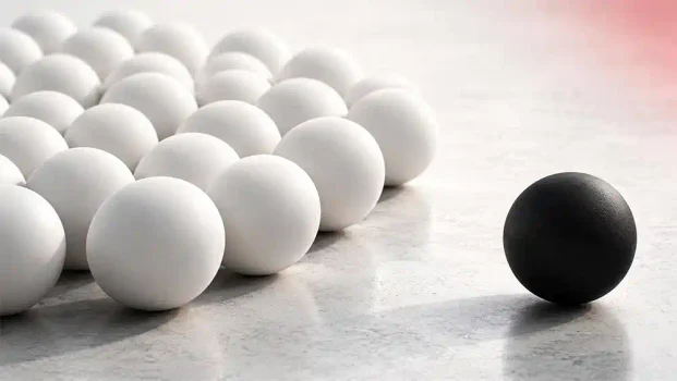 Antes de que aparezca la bola negra: ¿Cuándo aprendemos a rechazar la diferencia?