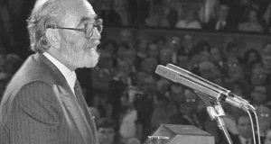 Una treintena de investigadores recordarán la figura de Ángel González en un Congreso en la Universidad de Oviedo en octubre