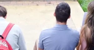 Soledad, ansiedad, depresión: problemas psicológicos que los estudiantes universitarios sufren en silencio y que se camuflan bajo el «muro de las pantallas»