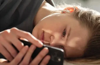 Los adolescentes se sienten cada vez más conectados, y sin embargo, mucho más solos