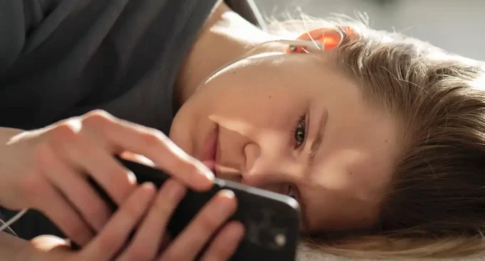 Los adolescentes se sienten cada vez más conectados, y sin embargo, mucho más solos