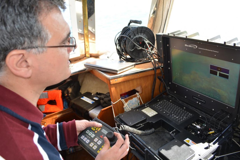 Antonio Guerrero maneja en dron submarino.