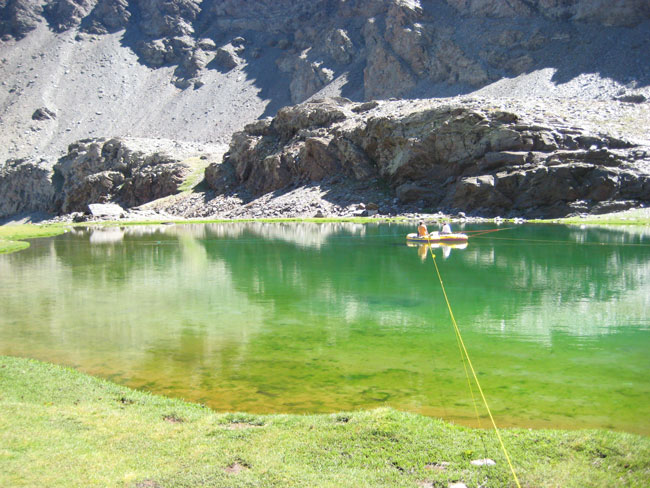 Los investigadores han analizado las aguas de lagunas de Sierra Nevada.