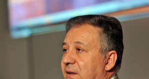 El catedrático Rafael López Guzmán, condecorado por el Gobierno mexicano por la promoción de la cultura de este país