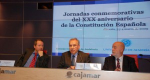 La Cátedra Rafael Escuredo homenajea a Alfonso Guerra