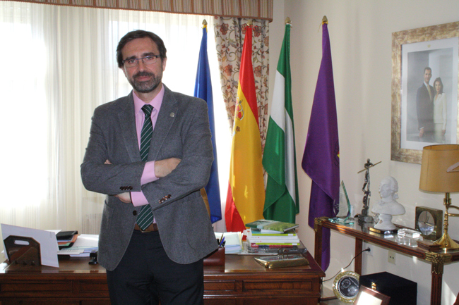 Juan Gómez Ortega en su despacho del Rectorado de la Universidad de Jaén. 