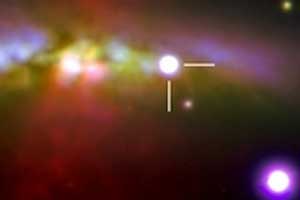 Imagen de la galaxia M 82 (localizada a 12 millones de años luz sobre la constelación boreal de la Osa Mayor) con la supernova SN 2014J. La supernova, de tipo Ia, aparece señalada con dos líneas. Los datos para hacer esta imagen se consiguieron con la cámara ACAM del Telescopio William Herschel (ING, Observatorio del Roque de los Muchachos, isla de La Palma, España), que tiene un espejo primario de 4,2 metros de tamaño. Se usaron los filtros u (coloreado en azul oscuro, dos tomas de 300 segundos), g (en cían, 3 tomas de 100 segundos), i (en verde, tres tomas de 100 segundos) y r (en rojo, 3 tomas de 100 segundos). Los datos se consiguieron el 24 de enero de 2014 hacia las 04:40 UT, excepto los datos en filtros r y u (25 de enero hacia las 06:00 UT). Además, se ha incluido una toma extra en el filtro Hα, también codificado en rojo, conseguida combinando 4 imágenes de 300 segundos. Los datos en Hα se obtuvieron el 26 de enero a las 06:30, terminando ya durante el crepúsculo.