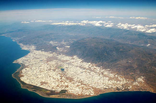 Vista aérea de la Sierra de Gádor y el 'mar de plásticos'.