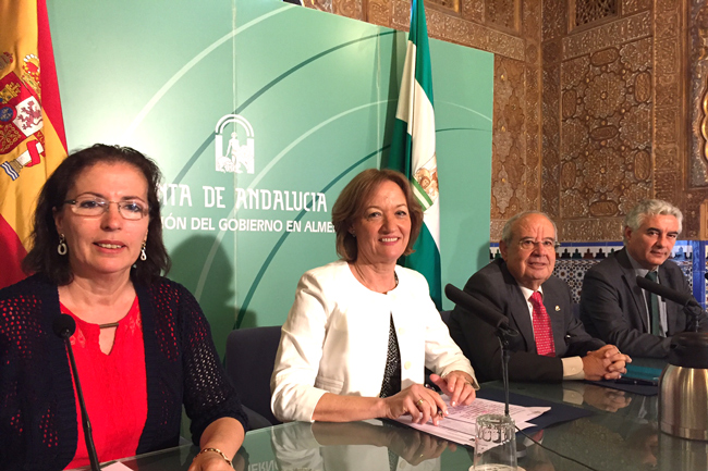 Convenio firmado esta mañana entre Cajamar y la consejera de Agricultura Mari Carmen Ortiz. 