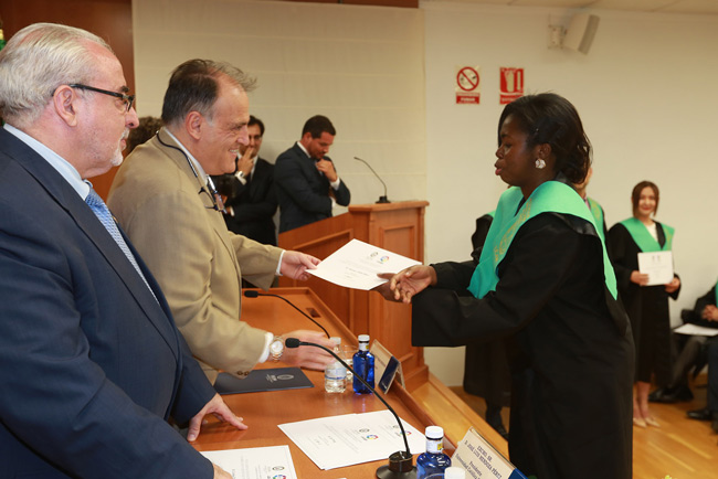 Javier Tebas entrega el diploma a una de las graduadas. 