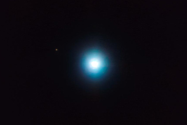 El pequeño punto grisáceo es el nuevo planeta descubierto desde Calar Alto. 