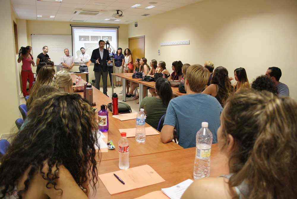 El rector de la UJA le dio la  bienvenida a los estudiantes de California. 