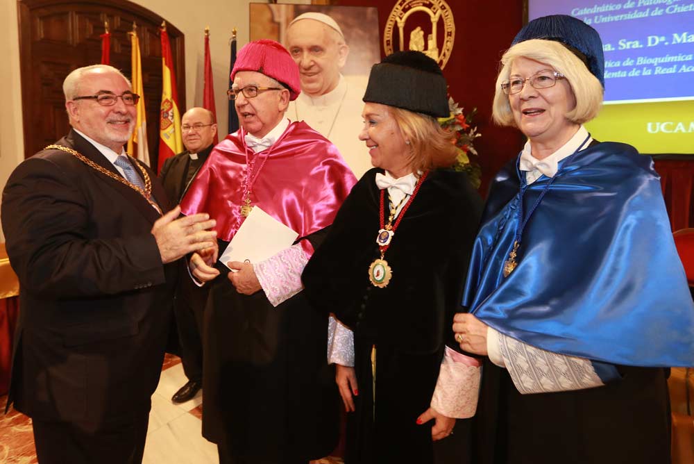El presidente y la rectora de la UCAM con los nuevos honoris causa. 