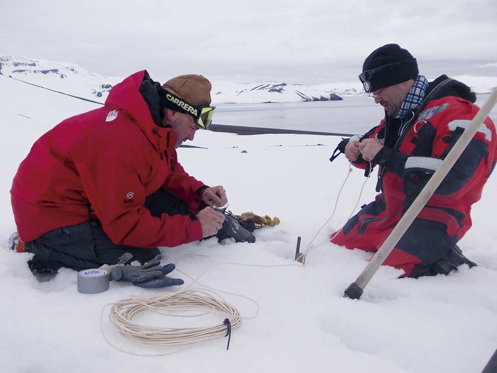 Investigadores de la UGR colocan sensores para medir la actividad sísmica y volcánica.