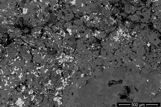 La textura interna de la condrita carbonácea CK4 Larkman Nunatak 04318 muestra los materiales de grano fino en los que tuvieron lugar los procesos de alteración acuosa.