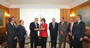 Doña Sofía, la ONCE y Miguel Cordero reciben el premio Albéitar 2016 de manos de los veterinarios andaluces en Úbeda