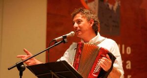 Juan Carlos Mestre abre el recital de poesía de la Facultad José Ángel Valente