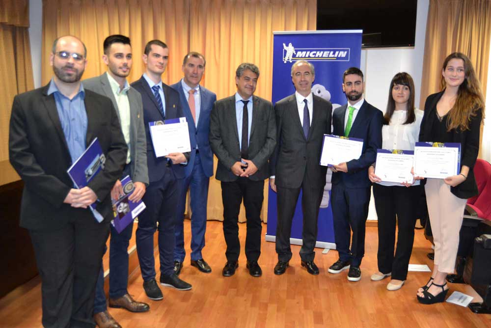 Alumnos premiados junto al director de la ESI, el rector de la UAL y el director del centro Michelin en Almería. 