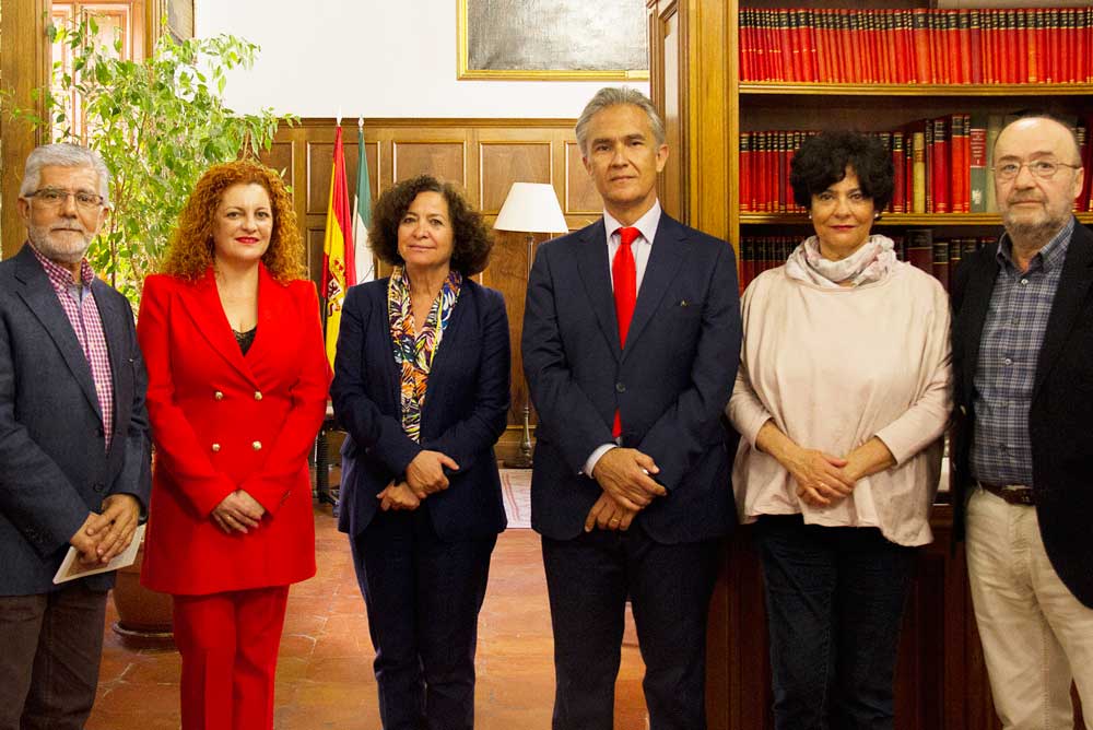 La rectora de la UGR y la alcaldesa de Salobreña junto a expertos en la obra de Martín Recuerda. 