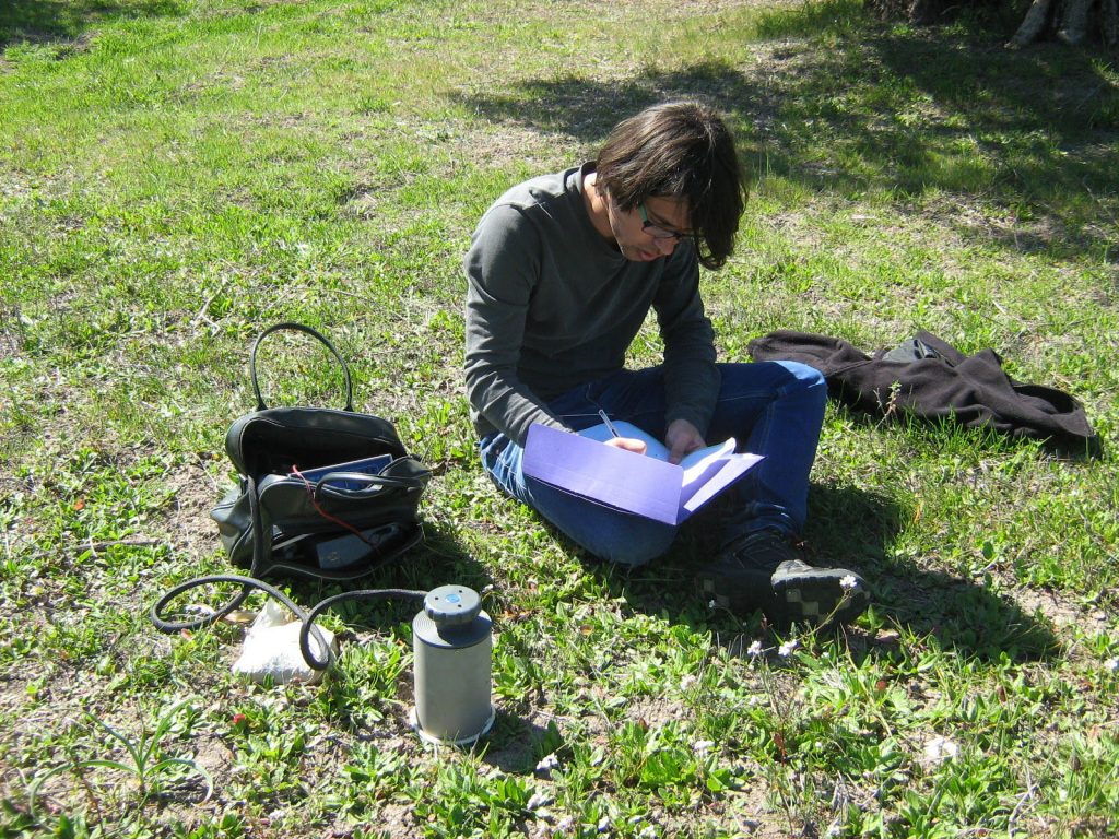 Investigador midiendo la respiración del suelo durante el experimento. 