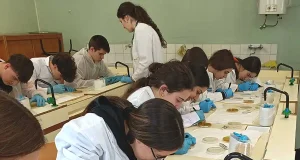 Micromundo@ULE explica a los estudiantes el uso racional de los antibióticos y la necesidad de frenar las resistencias antimicrobianas