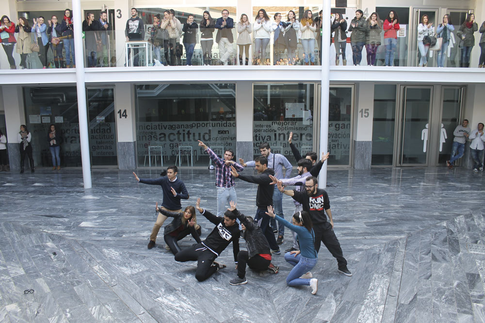 Flashmob de estudiantes de ISEN. 