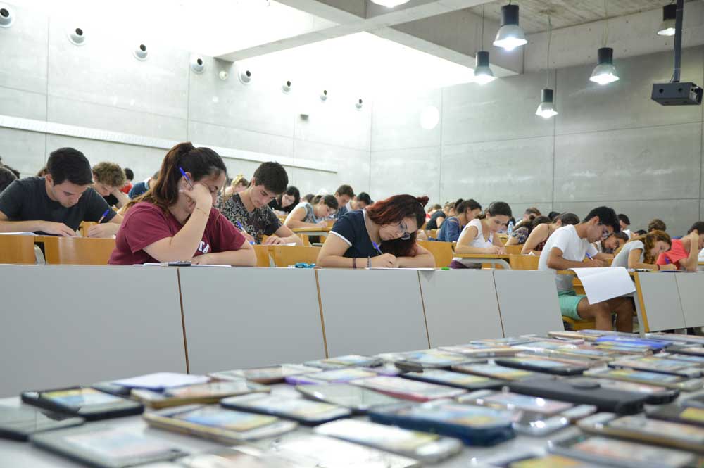 Alumnos durante una de las pruebas, en la UPCT.