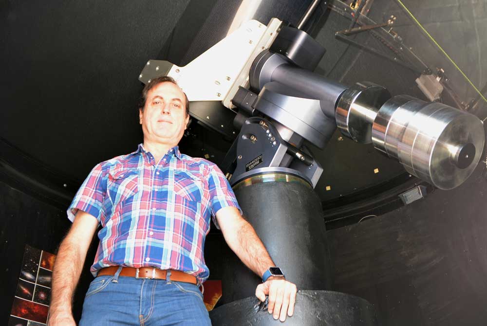 Anastasio Díaz-Sánchez junto al telescopio de la UPCT.