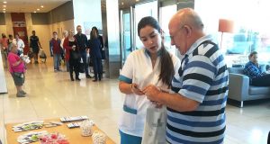Mesa informativa en el Hospital Mediterráneo de Almería sobre cáncer colorrectal.