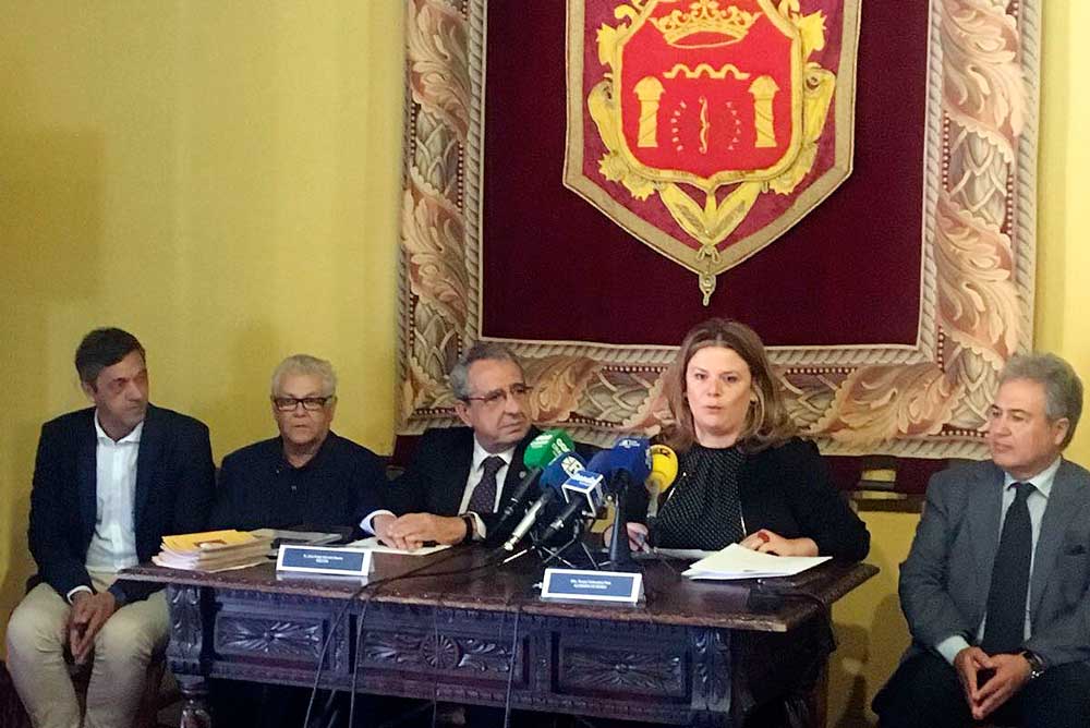 El rector de la UMA y la alcaldesa de Ronda han firmado el convenio. 