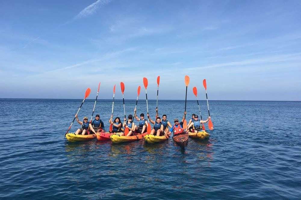 Alumnos de la UAL disfrutan de una ruta en kayak. 